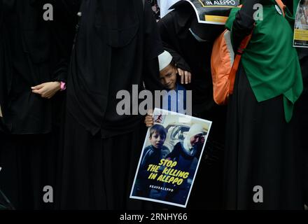 Jakarta: Protest gegen Bombardierung von Aleppo (161219) -- JAKARTA, 19. Dezember 2016 -- ein indonesischer Junge hält ein Plakat während einer Kundgebung in Jakarta, Indonesien, 19. Dezember 2016. Indonesische muslimische Aktivisten und Bürger gingen am Montag auf die Straßen von Jakarta, um eine Solidaritätsdemonstration gegen die anhaltenden Morde in Aleppo, Syrien, zu veranstalten. (SXK) INDONESIEN-JAKARTA-SOLIDARITÄT MIT ALEPPO-KUNDGEBUNG AGUNGXKUNCAHYAXB. PUBLICATIONxNOTxINxCHN Jakarta protestiert gegen die Bombardierung von Aleppo Jakarta DEZ 19 2016 auf indonesischen Jungen hält ein Plakat während einer Rallye in Jakarta Indonesien DEZ 19 2016 indonesische Mus Stockfoto