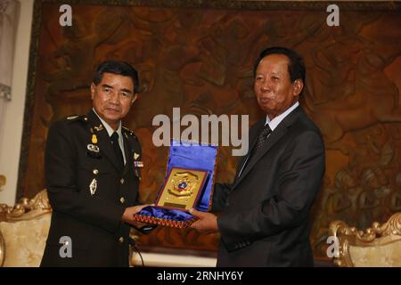 (161219) -- PHNOM PENH, 19. Dezember 2016 -- thailändischer Armeechef General Chalermchai Sitthisart (L) erhält ein Souvenir vom kambodschanischen Verteidigungsminister General Tea Banh in Phnom Penh, Kambodscha, 19. Dezember 2016. Der thailändische Armeechef General Chalermchai Sitthisart besuchte Kambodscha am Montag mit dem kambodschanischen Premierminister Samdech Techo Hun Sen und dem Verteidigungsminister General Tea Banh. ) (Sxk) KAMBODSCHA-PHNOM PENH-THAILAND-ARMEE-CHEF-BESUCH Phearum PUBLICATIONxNOTxINxCHN Phnom PENH DEC 19 2016 Thai-Armee-Chef Gen Chalermchai l erhält ein Souvenir von kambodschanischen Verteidigungsministern Gen Tea Banh in P Stockfoto