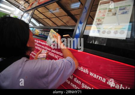 (161219) -- JAKARTA, 19. Dezember 2016 -- eine indonesische Frau tauscht neue Banknoten bei einer mobilen Bank in Jakarta, Indonesien, 19. Dezember 2016. Die Bank Indonesia veröffentlichte am Montag sieben neue Banknoten und vier neue Münzen mit den Bildern von zwölf nationalen Helden. (Sxk) INDONESIEN-JAKARTA-NEUE BANKNOTEN Zulkarnain PUBLICATIONxNOTxINxCHN Jakarta DEZ 19 2016 an indonesische Frau tauscht neue Banknoten BEI einer mobilen Bank in Jakarta Indonesien DEZ 19 2016 Bank Indonesia AM Montag veröffentlicht sieben neue Banknoten und vier neue Münzen mit den Bildern von 12 National Heroes sxk Indonesia Jakarta neue Banknoten Zulk Stockfoto