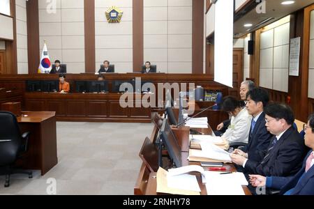 Südkorea: Prozess gegen Freundin von Präsidentin Park (161219) -- SEOUL, 19. Dezember 2016 -- Choi Soon-Sil (4., R), die inhaftierte Vertraute des angegriffenen südkoreanischen Präsidenten Park Geun-hye, nimmt am 19. Dezember 2016 an ihrer ersten Gerichtsverhandlung in Seoul Teil. KOREA OUT SÜDKOREA-SEOUL-CHOI SOON-SIL-COURT HEARING POOL PUBLICATIONxNOTxINxCHN Südkorea Prozess gegen Freundin von Präsident Park Seoul DEZ 19 2016 Choi Soon SIL 4th r die inhaftierte Vertraute des angegriffenen südkoreanischen Präsidenten Park Geun Hye nimmt an ihrer ersten Gerichtsverhandlung in Seoul Südkorea AM 2016. Dezember Teil out Sout Stockfoto