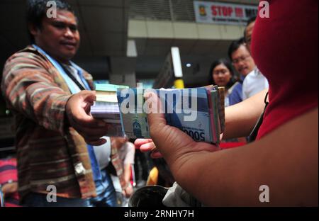 (161219) -- JAKARTA, 19. Dezember 2016 -- Menschen halten neue Banknoten, die bei einer mobilen Bank in Jakarta, Indonesien, am 19. Dezember 2016 umgetauscht werden. Die Bank Indonesia veröffentlichte am Montag sieben neue Banknoten und vier neue Münzen mit den Bildern von zwölf nationalen Helden. (Sxk) INDONESIEN-JAKARTA-NEUE BANKNOTEN Zulkarnain PUBLICATIONxNOTxINxCHN Jakarta DEZ 19 2016 Prominente Halten neue Banknoten, die BEI einer Mobile Bank in Jakarta in Indonesien DEZ 19 2016 Bank Indonesia AM Montag veröffentlicht sieben neue Banknoten und vier neue Münzen mit den Bildern von 12 National Heroes sxk Indonesia Jakarta neue Banknoten Zulkarnain PUBL Stockfoto