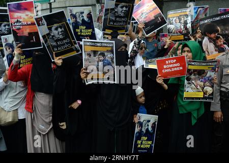 Jakarta: Protest gegen Bombardierung von Aleppo (161219) -- JAKARTA, 19. Dezember 2016 -- Indonesier halten Plakate während einer Kundgebung in Jakarta, Indonesien, 19. Dezember 2016. Indonesische muslimische Aktivisten und Bürger gingen am Montag auf die Straßen von Jakarta, um eine Solidaritätsdemonstration gegen die anhaltenden Morde in Aleppo, Syrien, zu veranstalten. (SXK) INDONESIEN-JAKARTA-SOLIDARITÄT MIT ALEPPO-KUNDGEBUNG AGUNGXKUNCAHYAXB. PUBLICATIONxNOTxINxCHN Jakarta protestiert gegen Bombenangriffe von Aleppo Jakarta DEZ 19 2016 indonesische Halten Sie Plakate während einer Kundgebung in Jakarta Indonesien DEZ 19 2016 indonesische muslimische Aktivisten und Stockfoto