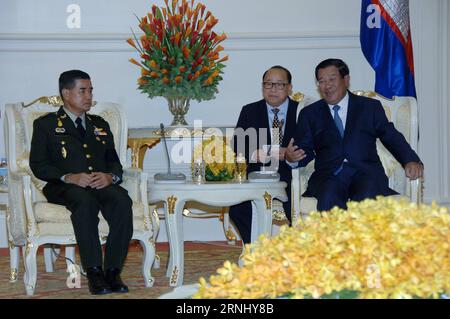 (161219) -- PHNOM PENH, 19. Dezember 2016 -- thailändischer Armeechef General Chalermchai Sitthisart (L) trifft sich mit kambodschanischem Premierminister Samdech Techo Hun Sen (R) in Phnom Penh, Kambodscha, 19. Dezember 2016. Der thailändische Armeechef General Chalermchai Sitthisart besuchte Kambodscha am Montag mit dem kambodschanischen Premierminister Samdech Techo Hun Sen und dem Verteidigungsminister General Tea Banh. ) (Sxk) KAMBODSCHA-PHNOM PENH-THAILAND-ARMEE-CHEF-BESUCH Sovannara PUBLICATIONxNOTxINxCHN Phnom PENH DEC 19 2016 Thai-Armeechef General Chalermchai l trifft sich mit kambodschanischen Ministerpräsidenten Samdech Techo HUN Sen r in Phnom PE Stockfoto