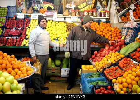 (161221) -- TEHERAN, 20. Dezember 2016 -- Verkäufer arrangieren Obst, während sie auf Kunden für die Yalda-Nacht in Teheran, Iran, 20. Dezember 2016 warten. Nüsse und Wassermelonen zu essen ist eine Tradition während der Yalda-Nacht. Die Yalda-Nacht wird an der längsten Nacht eines Jahres gefeiert, die vor Ort am 20. Dezember, dem Vorabend der Wintersonnenwende, stattfinden soll. ) (Sxk) IRAN-TEHERAN-YALDA NIGHT AhmadxHalabisaz PUBLICATIONxNOTxINxCHN TEHERAN DEC 20 2016 Verkäufer arrangieren Obst, während sie auf Kunden warten für die Yalda Night in TEHERAN Iran DEC 20 2016 Nüsse und Wassermelone essen IST eine Tradition während der Yalda Night WIRD die Yalda Night gefeiert Stockfoto