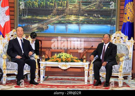 (161221) -- PHNOM PENH, 21. Dezember 2016 -- Kambodschas Präsident der Nationalversammlung Samdech Heng Samrin (R) trifft sich mit Wang Guosheng, dem stellvertretenden Vorsitzenden des Ausschusses für Landwirtschaft und ländliche Angelegenheiten des Nationalen Volkskongresses Chinas, in Phnom Penh, Kambodscha, 21. Dezember 2016. Samdech Heng Samrin bekräftigte am Mittwoch seine Zufriedenheit mit den ausgezeichneten Beziehungen und der Zusammenarbeit zwischen Kambodscha und China, sagte ein Sprecher. )(sxk) KAMBODSCHA-PHNOM PENH-PARLAMENT PREISDENT-CHINA-BEZIEHUNGEN Sovannara PUBLICATIONxNOTxINxCHN Phnom PENH DEC 21 2016 kambodschanischer Präsident der S-Nationalversammlung Samdech Heng Stockfoto