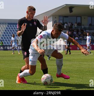 Uschhorod, Ukraine - 27. August 2023: Ihor Kyriukhantsev von Zorya Luhansk (L) kämpft um einen Ball mit Yehor Tverdokhlib von Minaj während ihres Spiels in der ukrainischen Premier League in der Minaj Arena Stockfoto