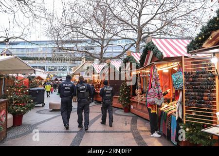 Anschlag in Berlin - Wiedereröffnung Weihnachtsmarkt am Breitscheidplatz (161222) -- BERLIN, 22. Dezember 2016 -- Polizisten patrouillieren auf dem wiedereröffneten Weihnachtsmarkt am Breitscheid-Platz in Berlin, Hauptstadt Deutschlands, am 22. Dezember 2016. Der Weihnachtsmarkt hier wurde am Montag angegriffen und am Donnerstag wieder eröffnet. ) (gl) DEUTSCHLAND-BERLIN-ANGEGRIFFENER WEIHNACHTSMARKT-WIEDERERÖFFNUNG ShanxYuqi PUBLICATIONxNOTxINxCHN Halt in Berlin Wiedereröffnung des Weihnachtsmarktes bei Verwaltungen Berlin DEZ 22 2016 Polizisten Patrouille AUF dem wiedereröffneten Weihnachtsmarkt AM Breitscheid-Platz in der Hauptstadt Berlin AM 22. DEZ 2016 Stockfoto