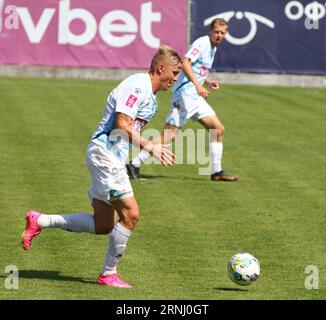 Uschhorod, Ukraine - 27. August 2023: Ihor Soldat der Minadsch greift während des Spiels der ukrainischen Premier League gegen Zorya Luhansk in der Minadsch-Arena in Uschhorod, Ukraine, an Stockfoto