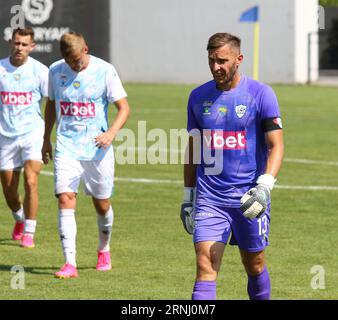 Uschhorod, Ukraine - 27. August 2023: Torhüter Oleksandr Bandura und Spieler des Minaj-Teams verlassen das Spielfeld nach dem Spiel der VBET Ukrainian Premier League gegen Zorya in der Minaj Arena Stockfoto