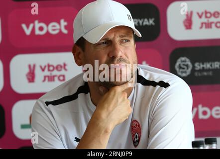 Uschhorod, Ukraine - 27. August 2023: Cheftrainer Nenad Lalatowitsch von Zorya Luhansk nimmt an der Pressekonferenz nach dem Spiel der ukrainischen Premier League gegen Minadsch in Uschhorod Teil Stockfoto