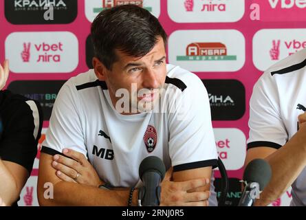 Uschhorod, Ukraine - 27. August 2023: Cheftrainer Mladen Bartulovic von Zorya Luhansk nimmt an der Pressekonferenz nach dem Spiel der ukrainischen Premier League gegen Minaj in Uschhorod Teil Stockfoto