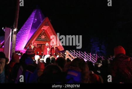 Weihnachten - Verabschiedung des Weihnachtsmanns in Rovaniemi, Finnland Santa Clause hält eine Rede, bevor er in Rovaniemi, Finnland, am 23. Dezember 2016 abreist. Es wird legendär erzählt, dass Santa Clause auf seinem Rentierschlitten um die Welt reitet, um an jedem Heiligabend Geschenke zu verteilen. Das Santa Village in Rovaniemi (Finnland) veranstaltet jährlich eine Zeremonie, bei der Touristen, einheimische Bürger und Elfen zu ihm kommen, um ihn zu sehen und ihm viel Glück für sein Abenteuer zu wünschen. ) (Zjy) FINNLAND-ROVANIEMI-SANTA CLAUS-DEPARTURE LixJizhi PUBLICATIONxNOTxINxCHN Christmas Adoption der Santa CLAUS in RO Stockfoto