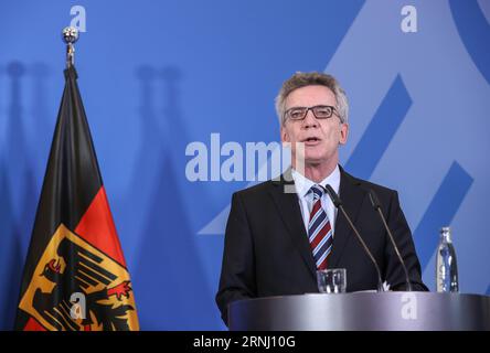 (161223) -- BERLIN, 23. Dezember 2016 -- Bundesinnenminister Thomas de Maiziere nimmt am 23. Dezember 2016 an einer Pressekonferenz in Berlin Teil. Bundesinnenminister Thomas de Maiziere bestätigte am Freitag den Tod von Anis Amri, einem Mann, der am Montagabend eines LKW-Angriffs auf einen Weihnachtsmarkt in der Berliner Innenstadt verdächtigt wurde, berichtete die Deutsche Presse Agentur (DPA). (Sxk) DEUTSCHLAND-BERLIN-PRESSEKONFERENZ ShanxYuqi PUBLICATIONxNOTxINxCHN Stockfoto