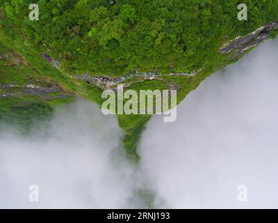 (161225) -- PEKING, 25. Dezember 2016 -- Luftaufnahme aufgenommen am 29. Juni 2016 zeigt den Berg Tianmen inmitten von Nebel in Zhangjiajie, der zentralchinesischen Provinz Hunan. ) XINHUA FOTO WÖCHENTLICHE ENTSCHEIDUNGEN XiangxTao PUBLICATIONxNOTxINxCHN Peking DEZ 25 2016 Luftaufnahme aufgenommen AM Juni 29 2016 zeigt den Tianmen Berg inmitten Mist in Zhangjiajie Zentral China S Hunan Provinz XINHUA Foto wöchentliche Entscheidungen PUBLICATIONxNOTxINxCHN Stockfoto