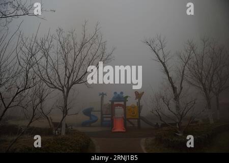 (161225) -- PEKING, 25. Dez. 2016 () -- Foto vom 19. Dez. 2016 zeigt in Smog gehüllte öffentliche Einrichtungen in Tianjin, Nordchina. () FOTO WÖCHENTLICHE ENTSCHEIDUNGEN Xinhua PUBLICATIONxNOTxINxCHN Peking DEZ 25 2016 Foto aufgenommen AM DEZ 19 2016 zeigt öffentliche Einrichtungen in Smog in Tianjin Nordchina Foto wöchentliche Entscheidungen XINHUA PUBLICATIONxNOTxINxCHN Stockfoto