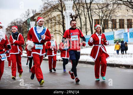 (161225) -- MOSKAU, 25. Dezember 2016 -- Teilnehmer gekleidet als Ded Moroz, Großvater Frost, der russische Weihnachtsmann, laufen während der dritten jährlichen Wohltätigkeitsorganisation Happy Run of Santa Clauses im VDNKh Ausstellungszentrum in Moskau, Russland, 25. Dezember 2016. ) (SP)RUSSIA-MOSCOW-HAPPY RUN-SANTA CLAUS EvgenyxSinitsyn PUBLICATIONxNOTxINxCHN Moscow DEC 25 2016 Teilnehmer gekleidet als DED Moroz Großvater Frost der russische Santa Claus Run während des dritten jährlichen Charity Happy Run of Santa Clauses IM VDNKH Ausstellungszentrum in Moskau DEC 25 2016 SP Russia Happy Run Santa Claus EvgenyxSinitsyn Stockfoto