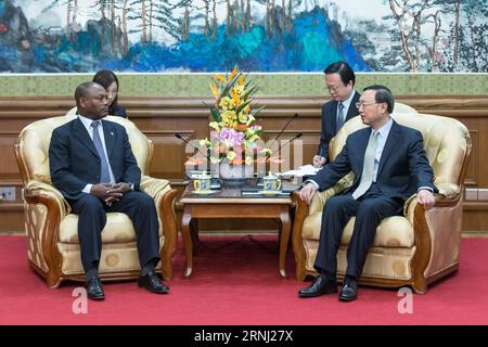 (161227) -- PEKING, 27. Dezember 2016 -- der chinesische Staatsrat Yang Jiechi (R) trifft sich mit Urbino Botelho, Außenminister von Sao Tomé und Principe, in Peking, der Hauptstadt Chinas, am 27. Dezember 2016. ) (Zyd) CHINA-BEIJING-YANG JIECHI-SAO TOMÉ UND PRINCIPE-MEETING (CN) CuixXinyu PUBLICATIONxNOTxINxCHN Beijing DEC 27 2016 die chinesischen Staatsräte Yang Jiechi r treffen sich mit den Außenministern von Sao Tome und Principe Urbino Botelho in Beijing Capital of China DEC 27 2016 ZYYiD und JiiXYang PUBLICATIONxNOTxINxCHN Stockfoto