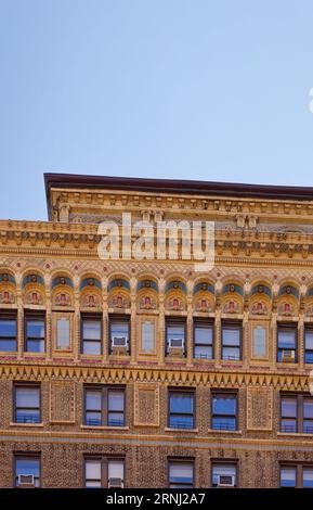 Upper West Side: Bancroft, das von Emery Roth entworfene Wohnhaus an der 40 West 72nd Street, ist bekannt für seine polychrome Terrakotta. Stockfoto