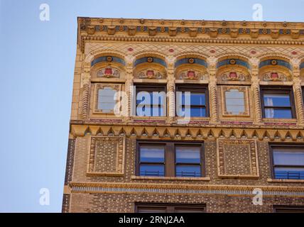 Upper West Side: Bancroft, das von Emery Roth entworfene Wohnhaus an der 40 West 72nd Street, ist bekannt für seine polychrome Terrakotta. Stockfoto