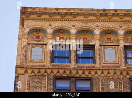 Upper West Side: Bancroft, das von Emery Roth entworfene Wohnhaus an der 40 West 72nd Street, ist bekannt für seine polychrome Terrakotta. Stockfoto