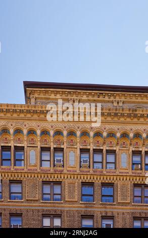 Upper West Side: Bancroft, das von Emery Roth entworfene Wohnhaus an der 40 West 72nd Street, ist bekannt für seine polychrome Terrakotta. Stockfoto