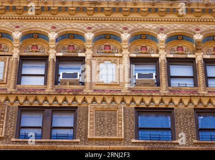 Upper West Side: Bancroft, das von Emery Roth entworfene Wohnhaus an der 40 West 72nd Street, ist bekannt für seine polychrome Terrakotta. Stockfoto