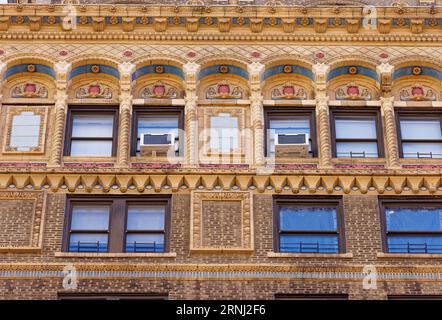 Upper West Side: Bancroft, das von Emery Roth entworfene Wohnhaus an der 40 West 72nd Street, ist bekannt für seine polychrome Terrakotta. Stockfoto