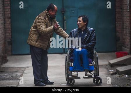 (161228) -- HENGSHUI, 28. Dezember 2016 -- Wang Mingchen (L) begleitet Li Jianguo zu einem Spaziergang im Taocheng District in der Stadt Hengshui, nordchinesische Provinz Hebei, 28. Dezember 2016. Wang Mingchens linkes Bein wurde aufgrund eines Autounfalls 2000 amputiert. In der Zwischenzeit litt Li Jianguo, Wang Mingchens Nachbar und ehemaliger Arbeitskamerad, an einer hohen Querschnittslähmung, die 2001 durch einen Unfall verursacht wurde. Als er am meisten pflegebedürftig war, starben Lis Eltern in Folge und seine Frau ließ ihn mit ihrem Kind zurück. Wang fühlte sich für Li und versprach, sein ganzes Leben lang auf ihn aufzupassen, und er hält sich 15 Jahre lang an sein Versprechen Stockfoto