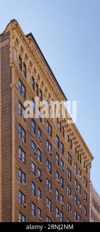 Upper West Side: Bancroft, das von Emery Roth entworfene Wohnhaus an der 40 West 72nd Street, ist bekannt für seine polychrome Terrakotta. Stockfoto