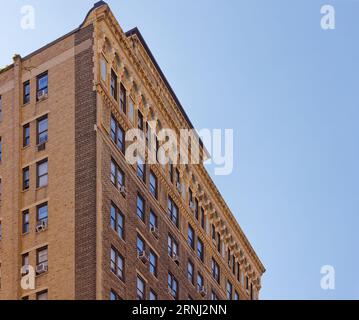 Upper West Side: Bancroft, das von Emery Roth entworfene Wohnhaus an der 40 West 72nd Street, ist bekannt für seine polychrome Terrakotta. Stockfoto