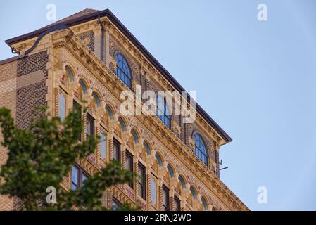 Upper West Side: Bancroft, das von Emery Roth entworfene Wohnhaus an der 40 West 72nd Street, ist bekannt für seine polychrome Terrakotta. Stockfoto