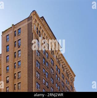 Upper West Side: Bancroft, das von Emery Roth entworfene Wohnhaus an der 40 West 72nd Street, ist bekannt für seine polychrome Terrakotta. Stockfoto