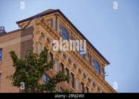 Upper West Side: Bancroft, das von Emery Roth entworfene Wohnhaus an der 40 West 72nd Street, ist bekannt für seine polychrome Terrakotta. Stockfoto