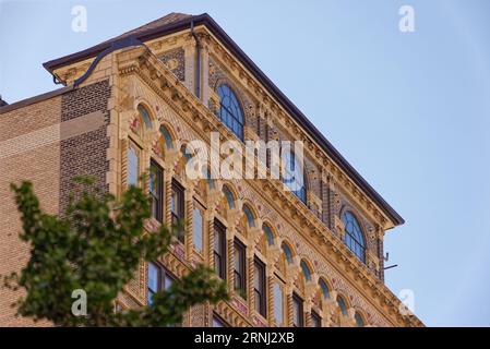 Upper West Side: Bancroft, das von Emery Roth entworfene Wohnhaus an der 40 West 72nd Street, ist bekannt für seine polychrome Terrakotta. Stockfoto