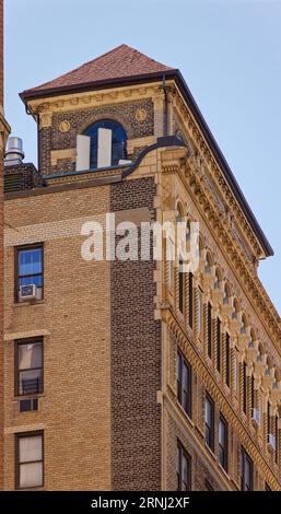 Upper West Side: Bancroft, das von Emery Roth entworfene Wohnhaus an der 40 West 72nd Street, ist bekannt für seine polychrome Terrakotta. Stockfoto