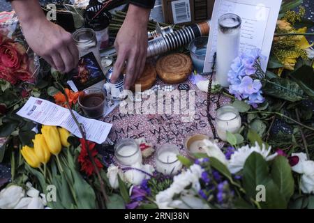 LOS ANGELES, 29. Dezember 2016 -- Blumen und Kerzen umgeben ein spontanes Denkmal, das am 29. Dezember von Fans der verstorbenen Schauspielerin und Autorin Carrie Fisher in Los Angeles, Kalifornien, USA, auf einem leeren Hollywood Walk of Fame-Star geschaffen wurde. 2016. Hollywood-Star Debbie Reynolds starb am Mittwoch im Alter von 84 Jahren an einem Schlaganfall, einen Tag nach dem Tod ihrer Tochter Carrie Fisher. Carrie Fisher, die bekannteste Schauspielerin in der Star Wars-Filmreihe, starb im Alter von 60 Jahren am Dienstagmorgen, nachdem sie letzten Freitag einen Herzinfarkt erlitten hatte. (ZW) U.S.-LOS ANGELES-DEBBIE REYNOLDS-CARRIE Stockfoto