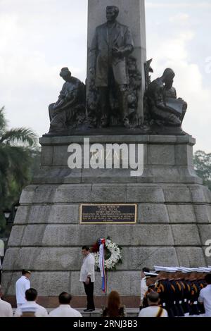 Bilder des Tages (161230) -- MANILA, 30. Dezember 2016 -- der philippinische Präsident Rodrigo Duterte steht vor dem Denkmal des philippinischen Nationalhelden Jose Rizal anlässlich des 120. Todestages von Jose Rizal in Manila, Philippinen, 30. Dezember 2016. Der philippinische Nationalheld Jose Rizal, ein großer philippinischer Patriot, war der Vorläufer der Unabhängigkeitsbewegung des Landes. Er wurde am 30. Dezember 1896 von spanischen Kolonialisten erschossen und getötet. (zy) PHILIPPINEN-MANILA-JOSE RIZAL-GEDENKEN RouellexUmali PUBLICATIONxNOTxINxCHN Images The Day Manila DEC 30 2016 P Stockfoto