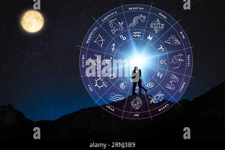 Zodiac-Rad und Foto eines Paares in den Bergen unter dem Sternenhimmel in der Nacht, Raum für Text Stockfoto