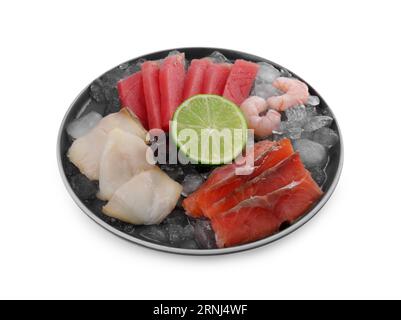 Sashimi-Set (rohe Thunfischscheiben, fettiger Fisch, Lachs und Shrimps) serviert mit Kalk und Eiswürfeln isoliert auf weiß Stockfoto