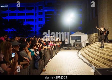 (170101) -- HOUSTON, 1. Januar 2017 -- Leute besuchen eine Neujahrsfeier auf dem Sugar Land Town Square in Houston, Texas, USA, 31. Dezember 2016. ) (Sxk) US-HOUSTON-NEUJAHRSFEIER ZhongxJia PUBLICATIONxNOTxINxCHN Houston 1. Januar 2017 Prominente nehmen an einer Neujahrsfeier AUF DEM Sugar Country Town Square in Houston Texas Teil, USA DEC 31 2016 sxk U S Houston New Year Celebration PUBLICATIONxNOTxINxCHN Stockfoto