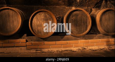 Viele Holzfässer im Keller, Bannerdesign Stockfoto