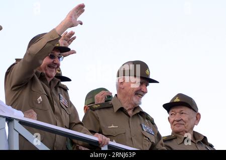 Militärparade zur Kubanischen Revolution in Havanna (170102) -- HAVANNA, 2. Januar 2017 -- kubanischer Präsident Raul Castro (L) nimmt am 2. Januar 2017 an einer Militärparade auf dem Jose Marti-Revolutionsplatz in Havanna, Kuba, Teil. Tausende von Kubanern nahmen am Montag an einer militärischen und zivilen Kundgebung Teil, um dem verstorbenen Führer Fidel Castro auf dem Havanna-Platz zu huldigen. Am 2. Januar jährt sich auch der 60. Jahrestag der Landung der Granma-Yacht, die als Beginn des Guerillakrieges gegen den Diktator Fulgencio Batista angesehen wird. Joaqu¨ªn Hernandez) (jh) (mA) (vf) KUBA-HAVANNA-MILITÄRPARADE e Joaquin PU Stockfoto