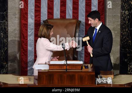 (170103) -- WASHINGTON, 3. Januar 2017 -- Paul Ryan (R) erhält den Hammer von Nancy Pelosi, einer Minderheitenführerin des Repräsentantenhauses, nachdem er während der Eröffnung des 115. US-Kongresses auf dem Capitol Hill in Washington D.C., den Vereinigten Staaten, am 3. Januar 2017 erneut zum Repräsentanten des Repräsentantenhauses gewählt wurde. Der 115. US-Kongress tritt am Dienstag zusammen, wobei der Republikaner Paul Ryan wie erwartet zum Repräsentantensprecher wiedergewählt wird, während der scheidende Vizepräsident Joe Biden zum letzten Mal der alten Senatskammer vorsteht. ) US-WASHINGTON D.C.-HOUSE SPEAKER-PAUL RYAN YinxBogu PUBLICATIONxNOTxINxCHN Washington Jan 3 2017 Paul Ryan r empfängt Stockfoto