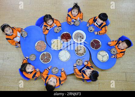 (170104) -- SHIJIAZHUANG, 4. Januar 2017 -- Kinder essen LABA-Congee in einem Kindergarten in Xingtai, nordchinesische Provinz Hebei, 4. Januar 2017. Das LABA Festival, ein traditioneller chinesischer Feiertag am achten Tag des 12. Mondmonats, wird dieses Jahr am 5. Januar stattfinden. An diesem Tag ist es üblich, ein besonderes LABA-Congee oder acht Schatzbrei zu essen, die normalerweise aus mindestens acht Zutaten hergestellt werden und die Gebete der Menschen für Ernte, Glück und Frieden darstellen. ) (wyo) CHINA-HEBEI-LABA CONGEE (CN) ZhuxXudong PUBLICATIONxNOTxINxCHN Shijiazhuang Jan 4 2017 Kinder essen LABA Congee IN einem Kindergarten i Stockfoto