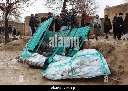 (170104) -- MAZAR-E-SHARIF, 4. Januar 2017 -- Menschen versammeln sich am Ort einer Explosion im Bezirk Sholgara der Provinz Balkh, Afghanistan, 4. Januar 2017. Zwei Zivilisten wurden getötet und zwei weitere verletzt, als am Dienstagabend ein Sprengsatz auf einem Basar im Bezirk Sholgara in der nördlichen Provinz Balkh losging, sagte Bezirksgouverneur Sarajudin Abid am Mittwoch. (lrz) AFGHANISTAN-BALKH-BLAST YaqoubxAzorda PUBLICATIONxNOTxINxCHN Mazar e Sharif 4. Januar 2017 Prominente versammeln sich AM Ort einer Explosion im Bezirk der Provinz Balkh Afghanistan 4. Januar 2017 zwei Zivilisten wurden GETÖTET und zwei weitere Inju Stockfoto