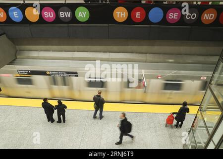 (170104) -- NEW YORK, 4. Januar 2017 -- Menschen warten auf dem Bahnsteig auf Züge an der neu gestarteten 76th Street Station in New York, USA, 4. Januar 2016. Die Phase 1 der Second Avenue Subway in New York City wurde am 1. Januar 2017 in Betrieb genommen. Das knapp 2 Meilen lange Segment unter der Upper East Side von Manhattan erweitert die Q-Linie auf drei neue Stationen an der 72nd, 86th und 96th Street, was Kosten von 4,5 Milliarden US-Dollar verursacht. ) U.S.-NEW YORK-SECOND AVENUE SUBWAY-PHASE 1-ERÖFFNET FÜR DEN SERVICE WangxYing PUBLICATIONxNOTxINxCHN New York 4. Januar 2017 Prominente warten auf der Bahnsteig für Züge AM Stockfoto