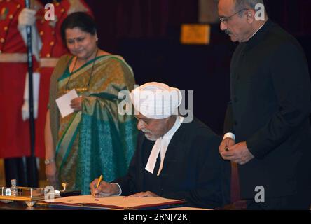 (170105) -- NEW DELHI, 4. Januar 2017 -- Jagdish Singh Khehar (C) unterzeichnet während seiner Vereidigung im Präsidentenpalast in Neu-Delhi, 4. Januar 2017. Jagdish Singh Khehar wurde am Mittwoch als erster Richter Indiens vereidigt. (Djj) INDIA-NEW DELHI-44th CHIEF JUSTICE-SWEARING-IN Stringer PUBLICATIONxNOTxINxCHN New Delhi 4. Januar 2017 Jagdish Singh C unterzeichnet während seiner Zeremonie in Swearingen IM Präsidentenpalast in New Delhi 4. Januar 2017 Jagdish Singh AM Mittwoch, was als erster Richter Indiens aus der Sikh Community djj vereidigt hat Indien New De Stockfoto