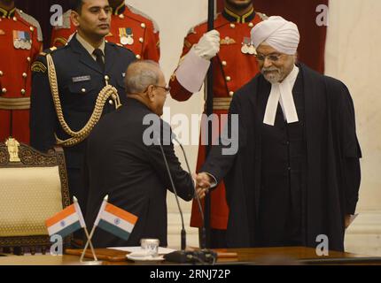 (170105) -- NEW DELHI, 4. Januar 2017 -- Jagdish Singh Khehar (R) schüttelt mit dem indischen Präsidenten Pranab Mukherjee während seiner Vereidigung im Präsidentenpalast in Neu-Delhi am 4. Januar 2017 die Hände. Jagdish Singh Khehar wurde am Mittwoch als erster Richter Indiens vereidigt. (Djj) INDIA-NEW DELHI-44th CHIEF JUSTICE-SWEARING-IN Stringer PUBLICATIONxNOTxINxCHN New Delhi 4. Januar 2017 Jagdish Singh r schüttelt mit dem indischen Präsidenten Pranab Mukherjee während seiner Zeremonie in Swearingen IM Präsidentenpalast in Neu-Delhi 4. Januar 2017 Jagdish Singh AM Mittwoch die Hände Stockfoto