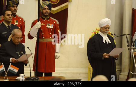 (170105) -- NEW DELHI, 4. Januar 2017 -- Jagdish Singh Khehar (R) wird als Oberster Richter Indiens im Präsidentenpalast in Neu-Delhi, 4. Januar 2017, vereidigt. Jagdish Singh Khehar ist Indiens erster Chefrichter aus der Sikh-Gemeinde. (Djj) INDIA-NEW DELHI-44th CHIEF JUSTICE-SWEARING-IN Stringer PUBLICATIONxNOTxINxCHN New Delhi 4. Januar 2017 Jagdish Singh r WIRD als Indian S Chief Justice IM Präsidentenpalast IN New Delhi vereidigt 4. Januar 2017 Jagdish Singh IST Indiens erster Chief Justice von der Sikh Community djj India New Delhi 44th Chief Richter Swearingen in Stringer PUBLICATIONxNOTxINxCHN Stockfoto