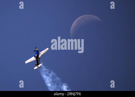 (170105) -- PEKING, 5. Januar 2017 -- Ein Flugzeug fliegt während einer akrobatischen Show auf der 5. Shenyang Faku International Flight Conference, die im Faku County von Shenyang, Provinz Liaoning im Nordosten Chinas, am 27. August 2016 stattfand. ) (wx) XINHUA-2016 FOTOS DES JAHRES-CHINA (CN) YaoxJianfeng PUBLICATIONxNOTxINxCHN Peking 5. Januar 2017 ein Flugzeug FLIEGT während der Acrobatic Show auf der 5. Shenyang Faku International Flight Conference Hero im Faku County von Shenyang Nordostchina S Liaoning Provinz Aug 27 2016 wx XINHUA 2016 Fotos des Jahres China YaoxJianfeng PUBLICATIONxNOTxINxCHN Stockfoto